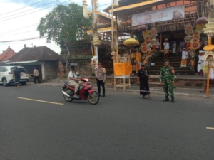 Kuatkan Sinergi Kokohkan Kemanunggalan, Dua Babinsa jajaran Kodim Klungkung Kawal Upacara keagamaan Bersama Bhabinkamtibmas dan Pecalang