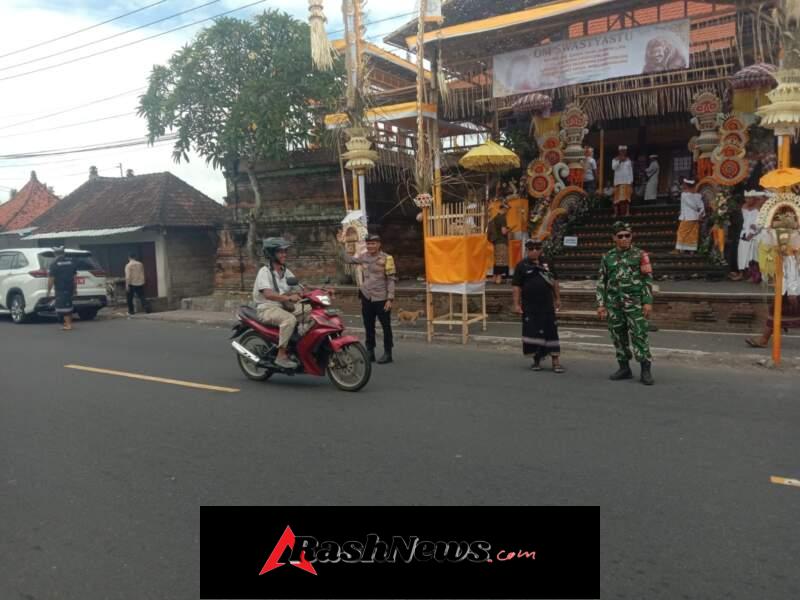 Kuatkan Sinergi Kokohkan Kemanunggalan, Dua Babinsa jajaran Kodim Klungkung Kawal Upacara keagamaan Bersama Bhabinkamtibmas dan Pecalang