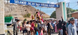 Perkuat Kedekatan dengan Warga, Babinsa Poto Tano Amankan Kegiatan Arak-Arakan Khitanan