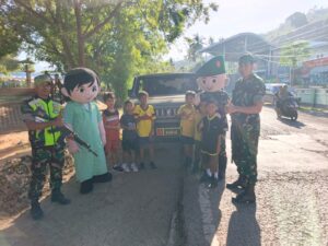 Puluhan Warga Ramaikan Safari Mobil Maung Kodim 1608/Bima di Taman Amahami
