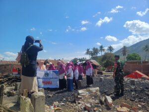Babinsa Lido Monitoring Penyaluran Bantuan dan Silaturahmi GOW dengan Warga Terdampak Kebakaran