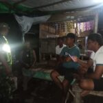 Melalui Komsos Malam Hari, Babinsa Imbau Warga Jaga Kerukunan dan Gotong Royong
