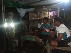 Melalui Komsos Malam Hari, Babinsa Imbau Warga Jaga Kerukunan dan Gotong Royong