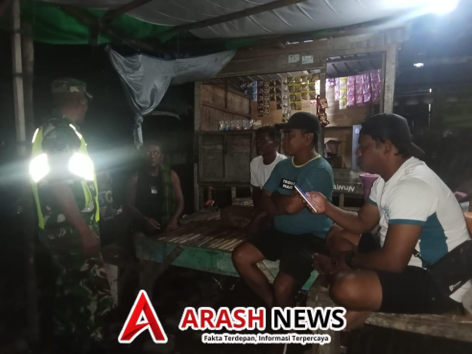 Melalui Komsos Malam Hari, Babinsa Imbau Warga Jaga Kerukunan dan Gotong Royong