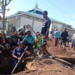 Kemanunggalan TNI dan Rakyat Terlihat dalam Penggalian Dasar Masjid Darur Abrar