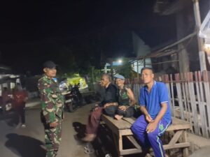 Cegah Gangguan Ketertiban, Babinsa Koramil 1614-01/Dompu Edukasi Warga Saat Patroli Malam