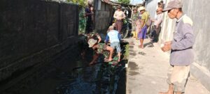 Semangat Kebersamaan TNI dan Rakyat, Koramil 1615-08/Labuhan Haji Gelar Gotong Royong di Tanjung