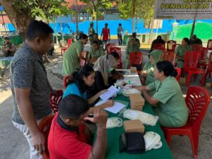 Bhakti TNI AD di Kabupaten Alor Perkuat Kepedulian Sosial Melalui Donor Darah dan Sunat Massal