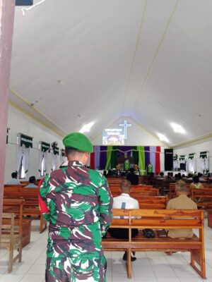 Pererat Kedekatan dengan Warga, Babinsa Batutua Monitoring Pengamanan Ibadah di Desa Sakubatun
