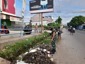 Sinergi Aparat dan Warga, Drainase Sape Dibersihkan Demi Lingkungan Sehat
