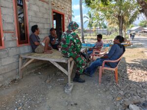Pererat Silaturahmi, Babinsa Koramil 1614-03/Hu’u Ajak Warga Jaga Kamtibmas