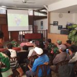 Koramil 1615-03/Sambelia Bangun Komunikasi Sosial Melalui Kegiatan Nobar Bersama Warga Binaan