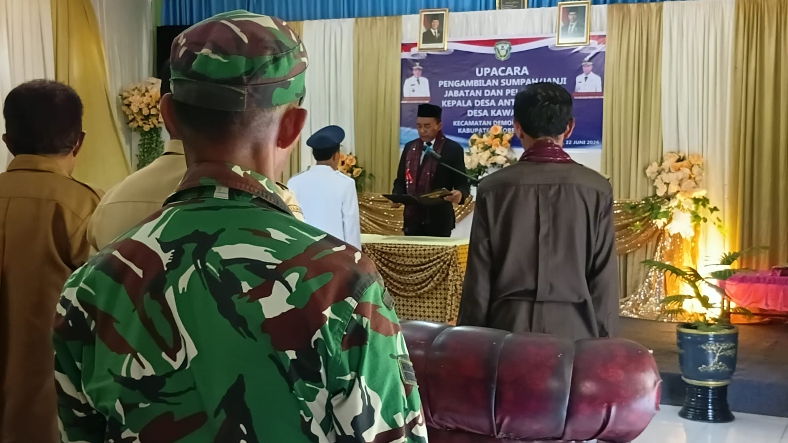 TNI Bersama Pemerintah Daerah Hadiri Pelantikan Kepala Desa Antar Waktu Desa Kawalelo