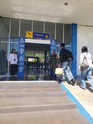 Babinsa Serda Joni Ludji Monitoring Penerimaan Material untuk Pembangunan KDKMP di Desa Oematamboli