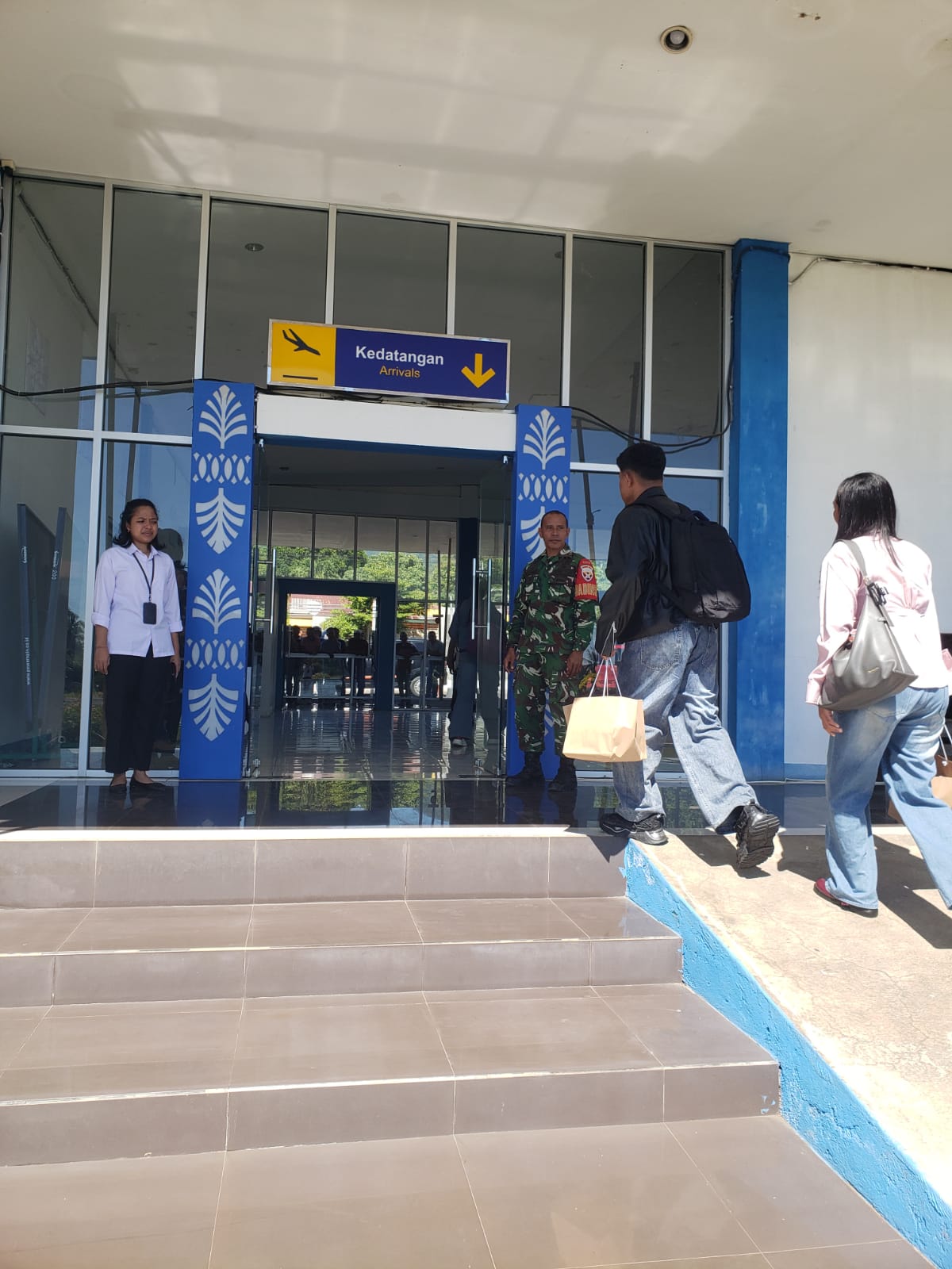 Babinsa Serda Joni Ludji Monitoring Penerimaan Material untuk Pembangunan KDKMP di Desa Oematamboli