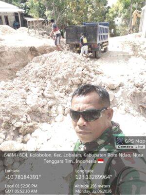 Babinsa Imbau Penumpang Patuhi Aturan Bandara Saat Penerbangan Wings Air di Gewayantana