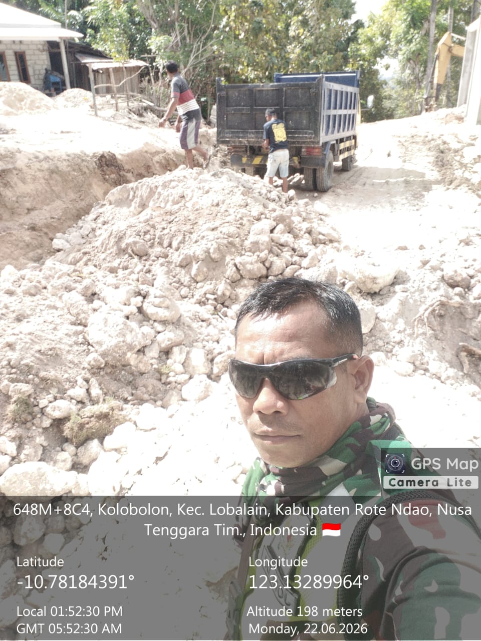 Babinsa Imbau Penumpang Patuhi Aturan Bandara Saat Penerbangan Wings Air di Gewayantana