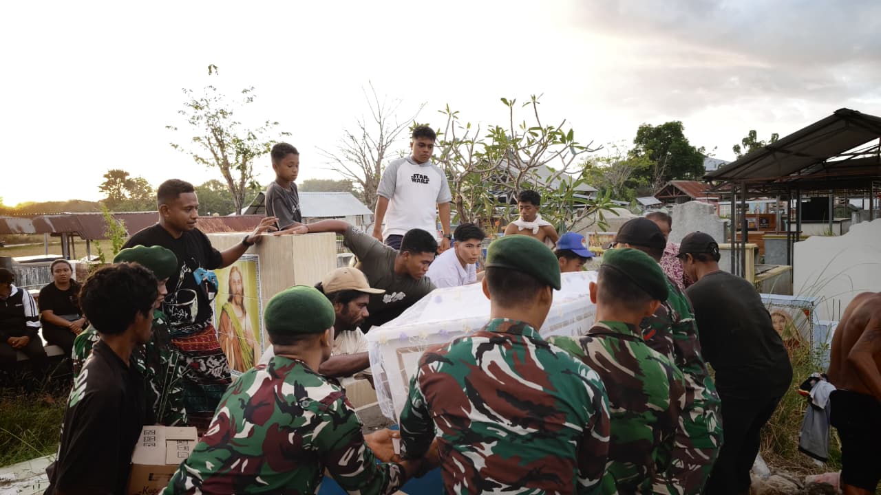 Yonarmed 12 Kostrad Tunjukkan Kepedulian, Bantu Prosesi Pemakaman Warga Penerima Rumah Layak Huni