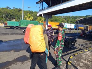 Anggota Kodim 1623/Karangasem Pastikan Keamanan Pelabuhan Padangbai Lewat Pemeriksaan Penumpang