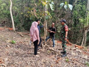 Babinsa Koramil 1628-05/Jereweh Kawal Pengecekan Lahan Warga di Desa Belo