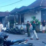 Ramai Dikunjungi Warga, Sertu Azar Gelar Patroli Di Pantai Desa Kampung Kusamba