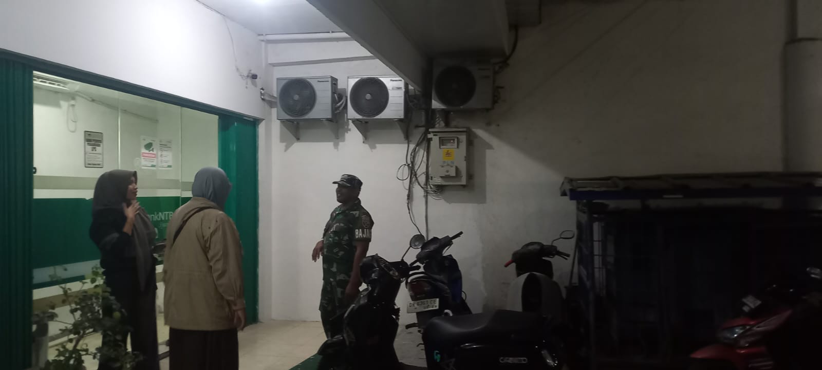 Melalui Patroli Malam, Babinsa Koramil 1628-02/Sekongkang Bangun Kesadaran Warga Menjaga Keamanan Lingkungan