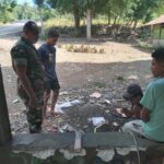 Pererat Silaturahmi, Babinsa Ingatkan Pentingnya Kewaspadaan Saat Melaksanakan Pekerjaan