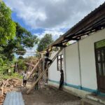 TNI AD Renovasi Atap, Plafon, dan Ruang Pastori Gereja Imanuel Nurbenlelang