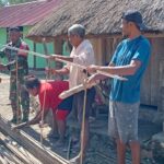 Warga Sambut Baik Bantuan Babinsa dalam Pembuatan Dinding Bebak
