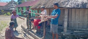 Warga Sambut Baik Bantuan Babinsa dalam Pembuatan Dinding Bebak