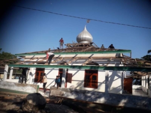TNI dan Masyarakat Bersinergi Dalam Renovasi Masjid Arrahman Desa Labelen