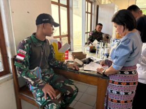 Junjung Tinggi Kemanusiaan, Satgas Pamtas Yonarhanud 2 Kostrad Beri Donor Darah