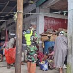 Pererat Silaturahmi, Babinsa Beri Imbauan Penting bagi Para Pedagang di Miomaffo Barat