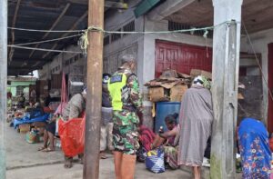 Pererat Silaturahmi, Babinsa Beri Imbauan Penting bagi Para Pedagang di Miomaffo Barat
