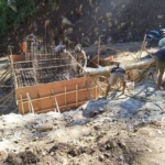 Babinsa Bantu Percepatan Pembangunan Jembatan Penghubung Desa Pong Majok dan Ngancar
