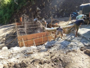 Babinsa Bantu Percepatan Pembangunan Jembatan Penghubung Desa Pong Majok dan Ngancar