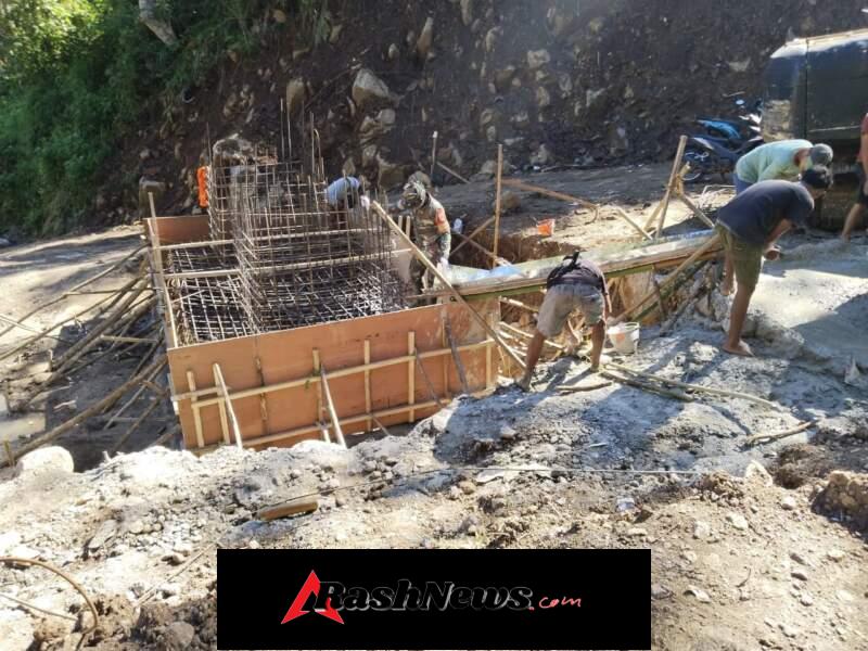 Babinsa Bantu Percepatan Pembangunan Jembatan Penghubung Desa Pong Majok dan Ngancar