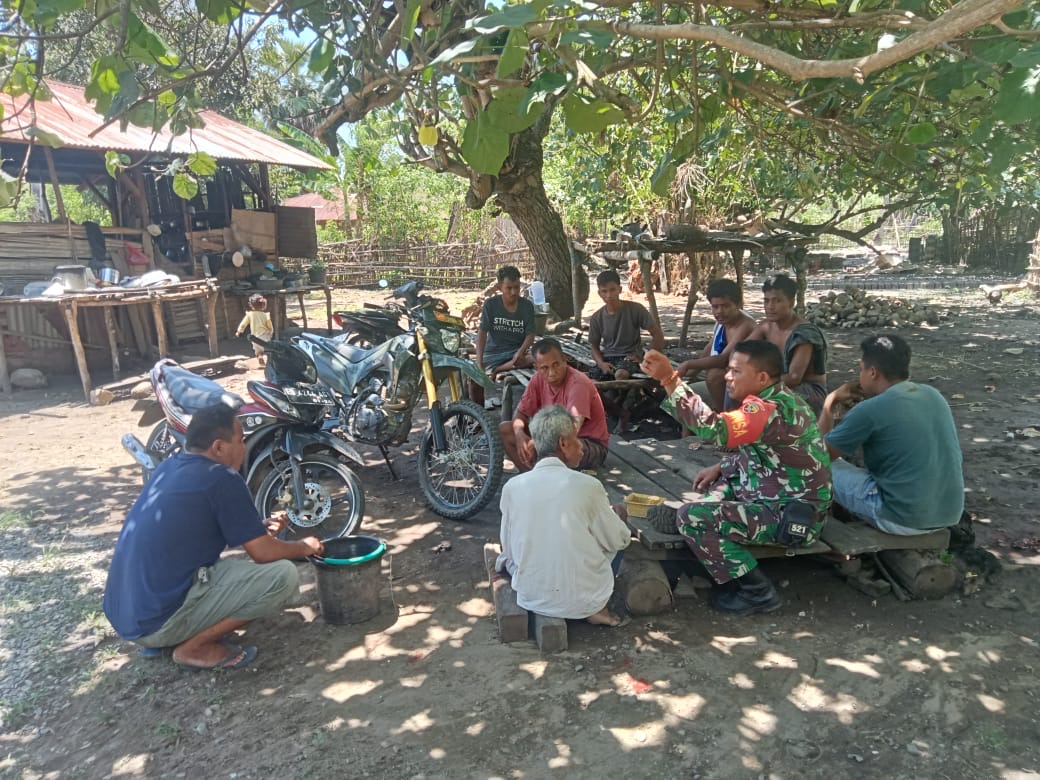 Masuki Musim Kemarau, Babinsa Kodim 1601/Sumba Timur Gencarkan Edukasi Pencegahan Kebakaran Lahan