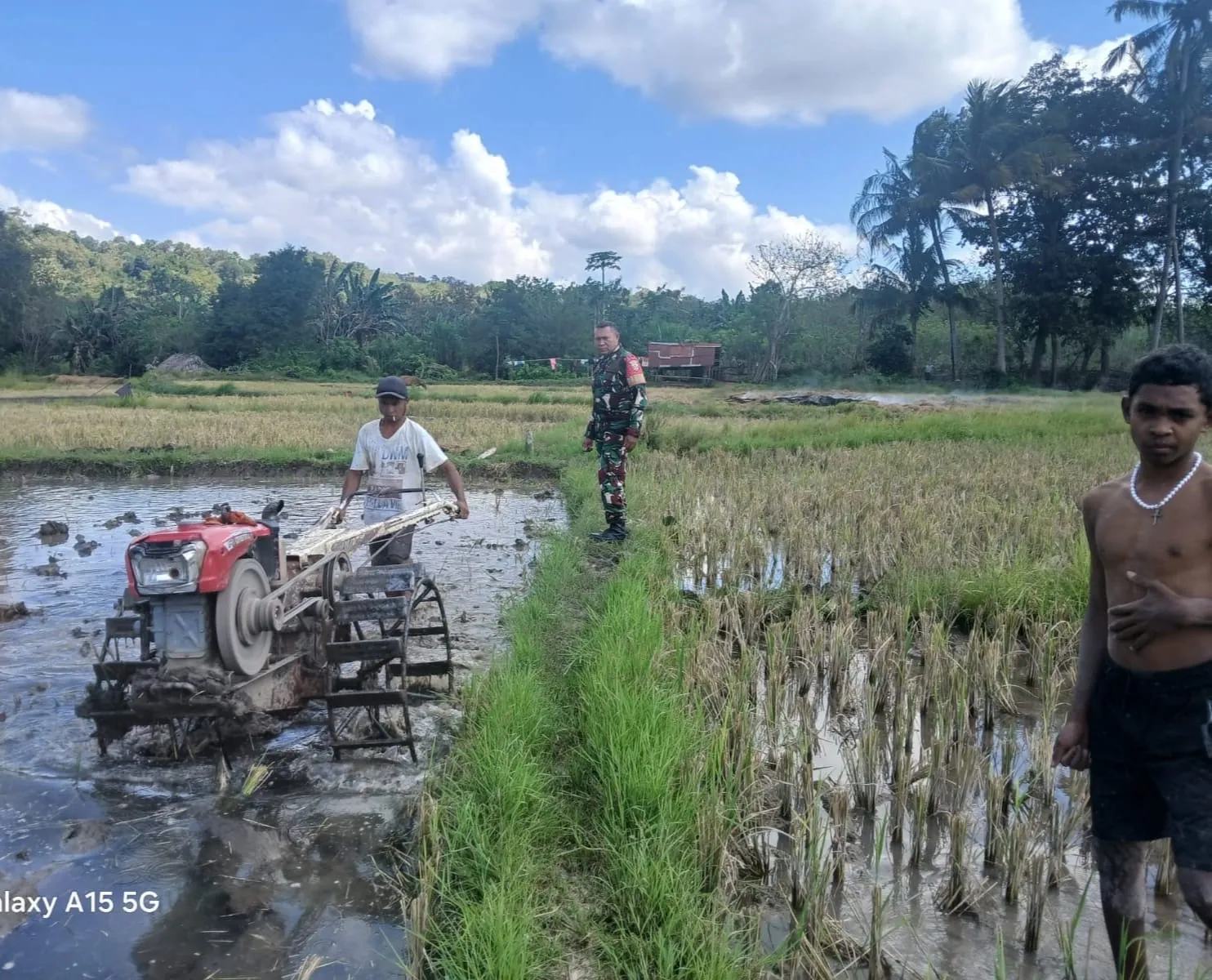 Pemantauan Lahan di Bitauni, Babinsa Ajak Petani Siapkan Kebutuhan Pangan