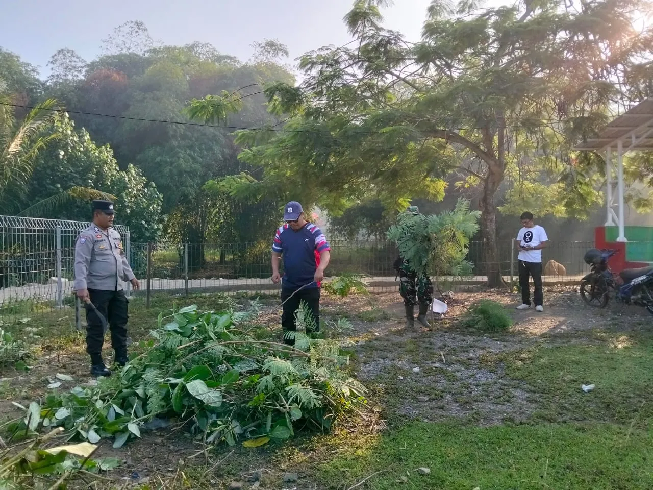 Babinsa, Bhabinkamtibmas, dan Masyarakat Bersatu Wujudkan Lingkungan Bersih di Seteluk Tengah