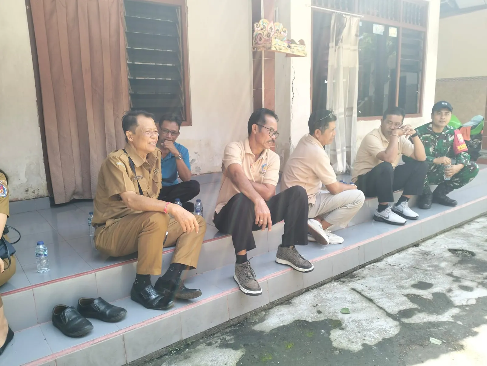 Eratkan Silahturami dan Kekeluargaan, Babinsa Kamasan Bersama Aparatur Desa Jenguk Kaur Perencanaan Pasca Melahirkan