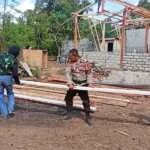 Semangat Gotong Royong TNI dan Rakyat Percepat Rehabilitasi RTLH di Dusun Bangun Urip