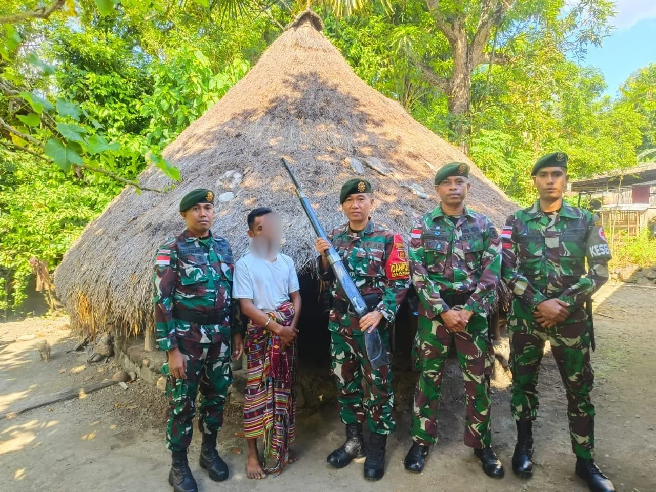 Satgas Pamtas Yonarhanud 2 Kostrad terima 1 Pucuk Senjata Dari Warga Perbatasan