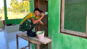 Yonarmed 12 Kostrad Perkuat Kemanunggalan dengan Merawat Fasilitas Posyandu di Wilayah Perbatasan
