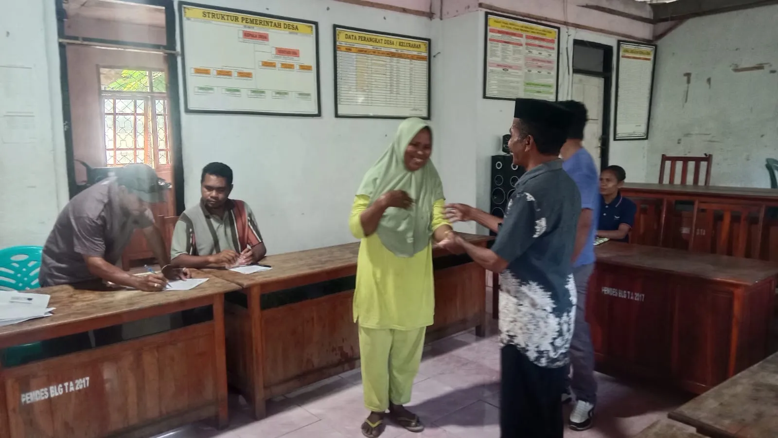 Babinsa Serda Salahuddin Dampingi Penyaluran BLT Dana Desa Semester I di Desa Balauring
