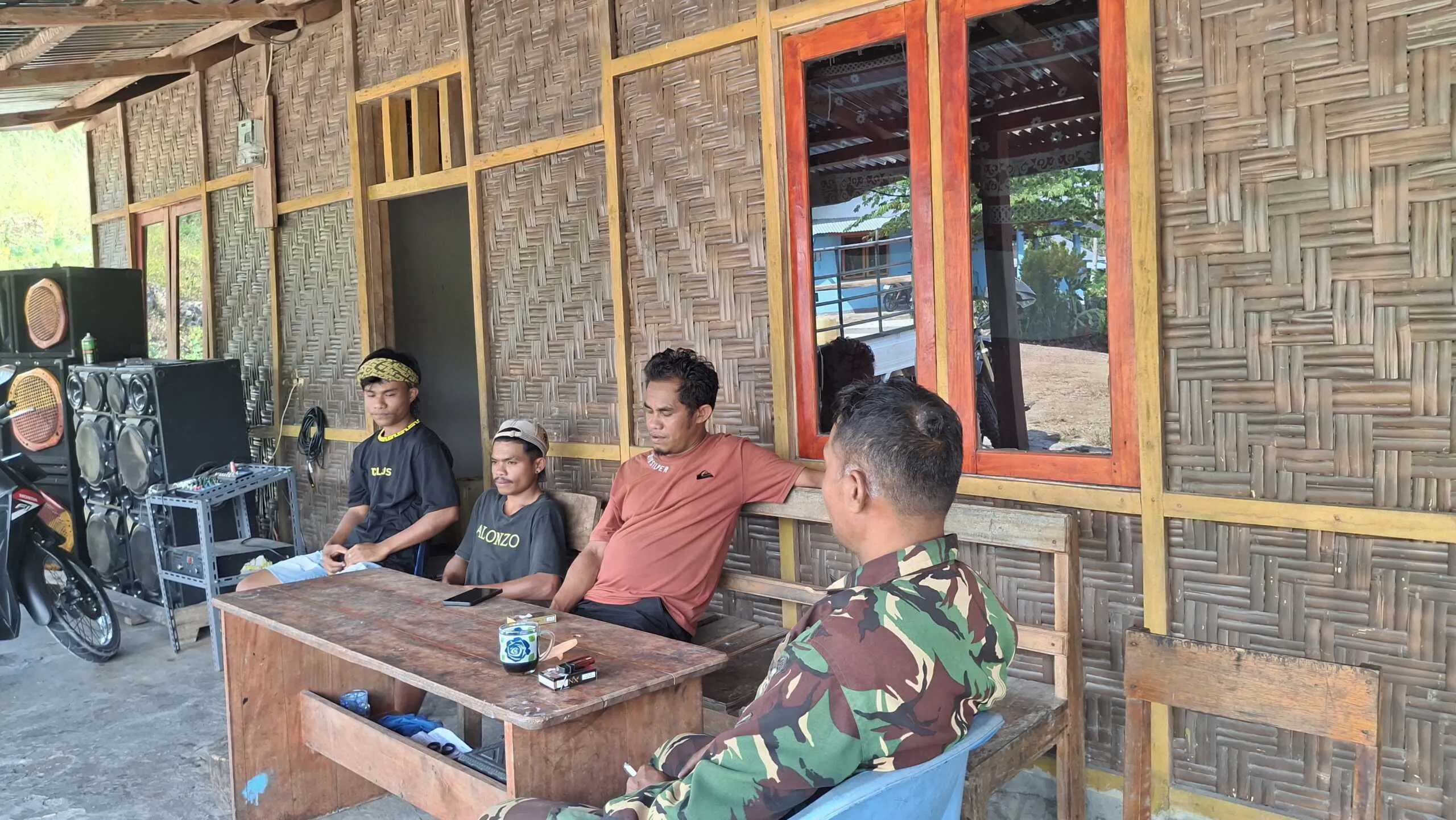Babinsa Daha Elu Laksanakan Komsos Bersama Masyarakat, Bahas Kamtibmas