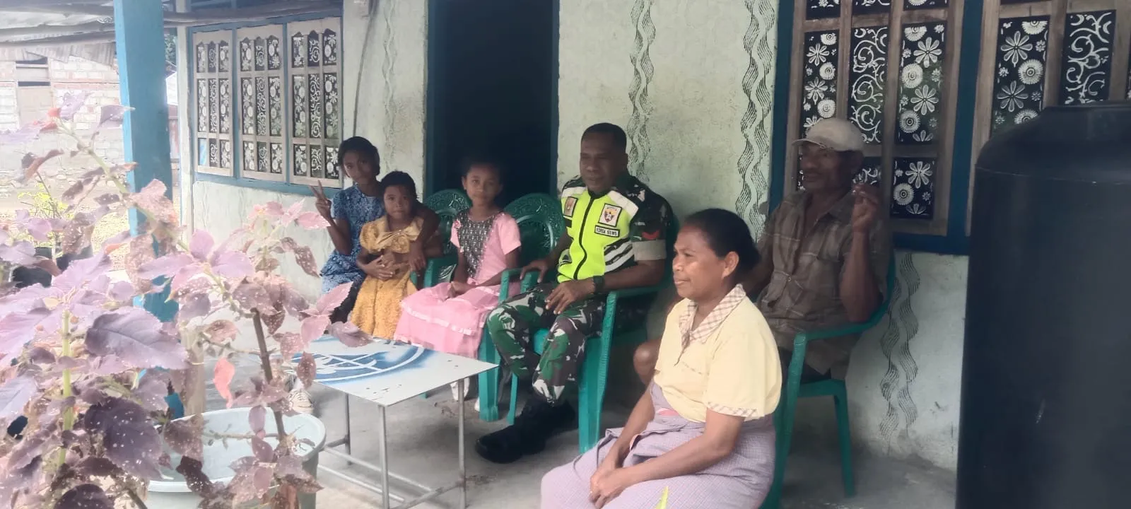 Cuaca Tidak Menentu, Babinsa Kopka Gregorius Tamonob Ingatkan Warga Desa Fatunisuan Jaga Kesehatan