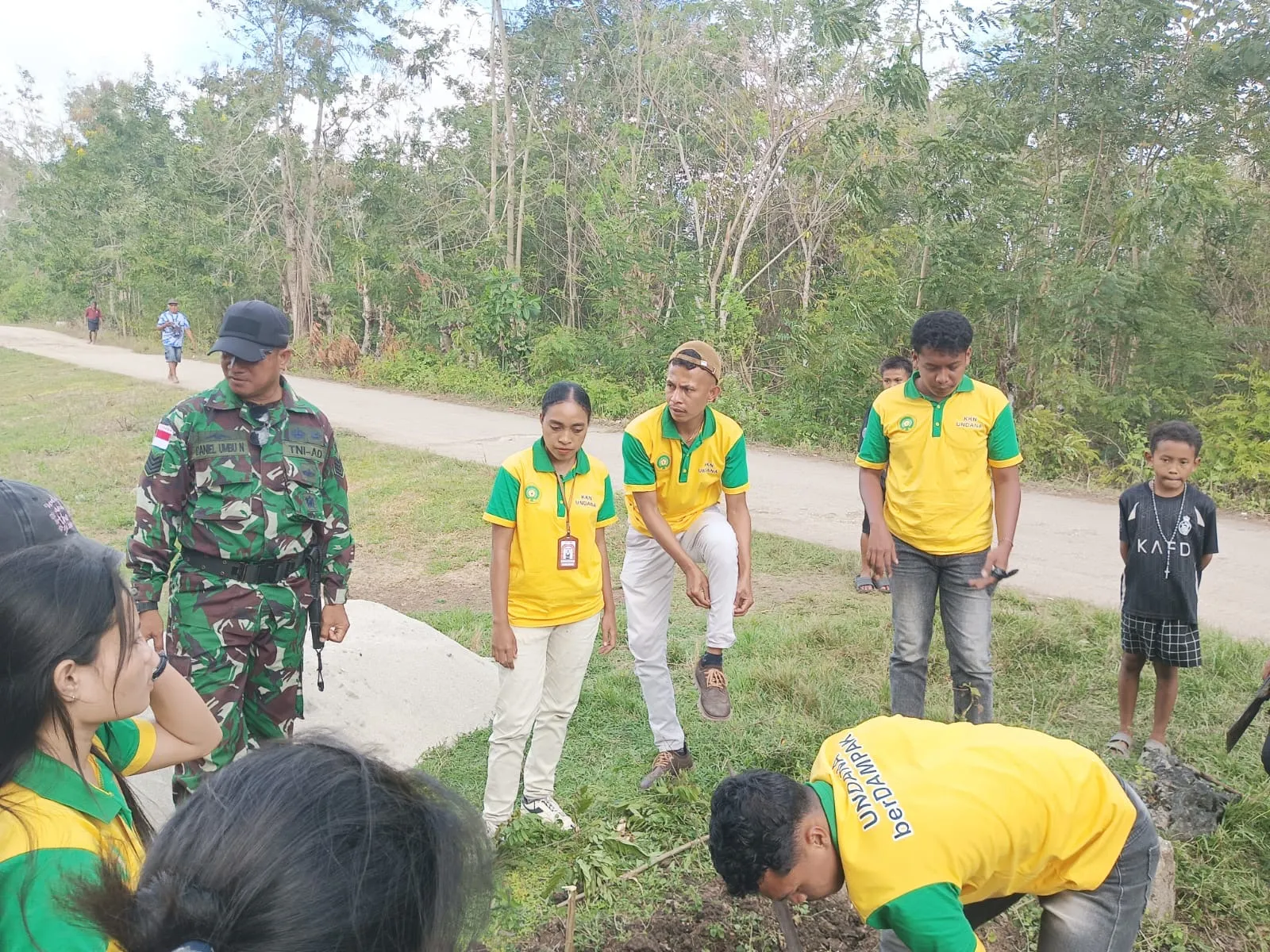 Serma Daniel Umbu Ndawa Gandeng Mahasiswa KKN Undana Tingkatkan Kebersihan Lingkungan Desa