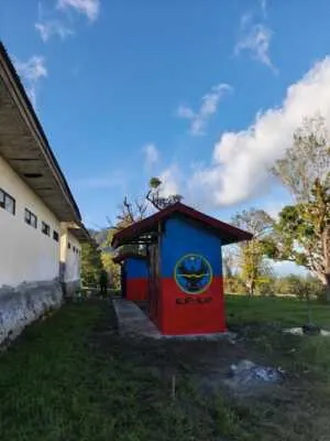 Satgas Pamtas Yonarhanud 2 Kostrad Resmikan Bangunan MCK di SDK Eban 1