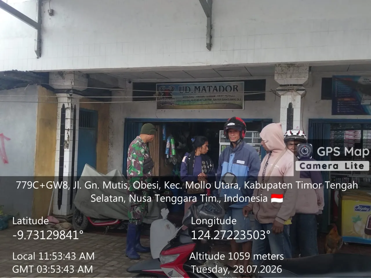 Koramil Mollo Utara Perkuat Keamanan Pasar Tradisional, Babinsa Imbau Warga Tingkatkan Kepedulian Lingkungan